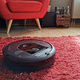Imagen para el artículo titulado Esto es lo que pasa cuando alguien que odia los robots aspiradores prueba la Roomba más avanzada del mercado